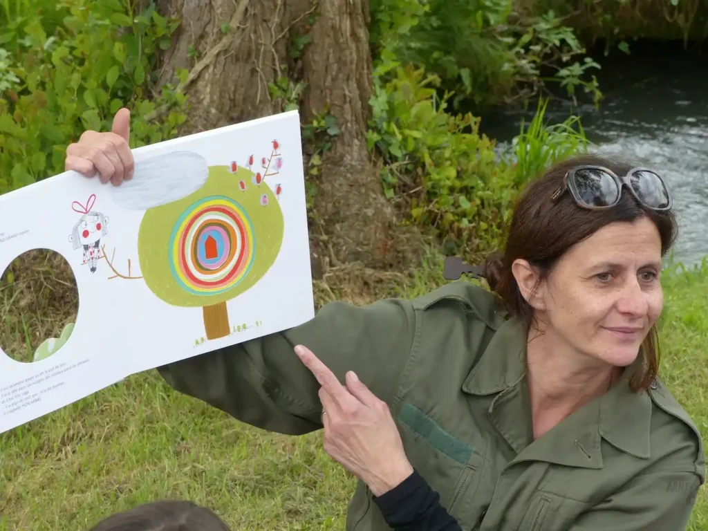 Photographie de Jo WITEK faisant la lecture aux enfants